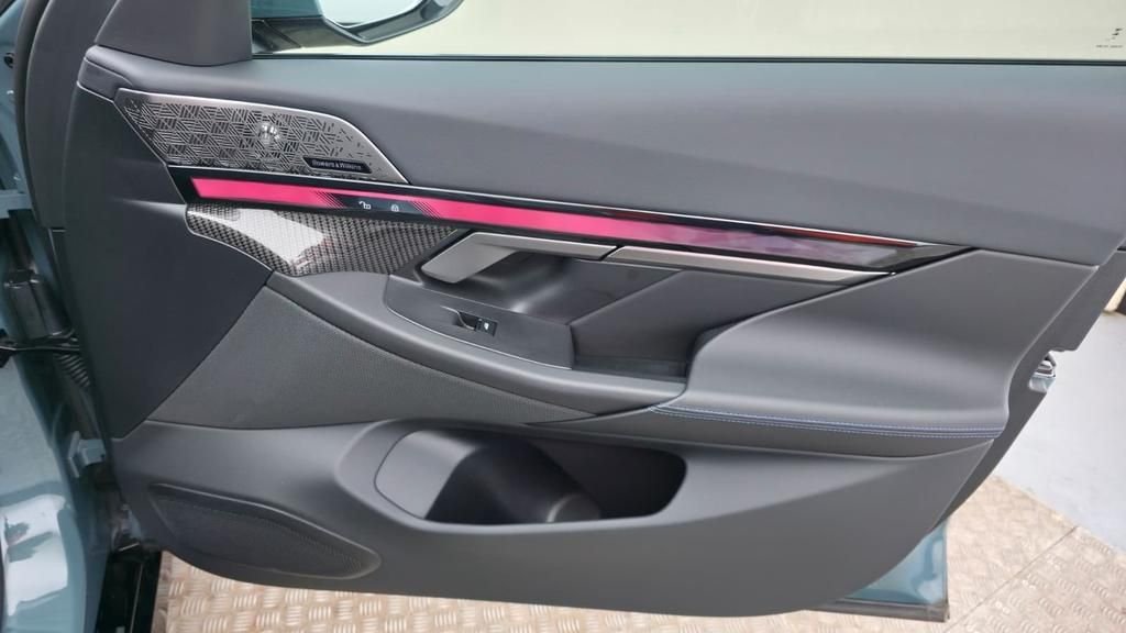 BMW i5 Pack sport eDrive40 Touring M – Image 8