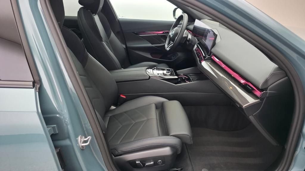 BMW i5 Pack sport eDrive40 Touring M – Image 10