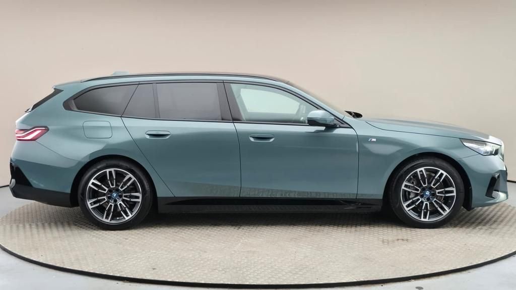 BMW i5 Pack sport eDrive40 Touring M – Image 17