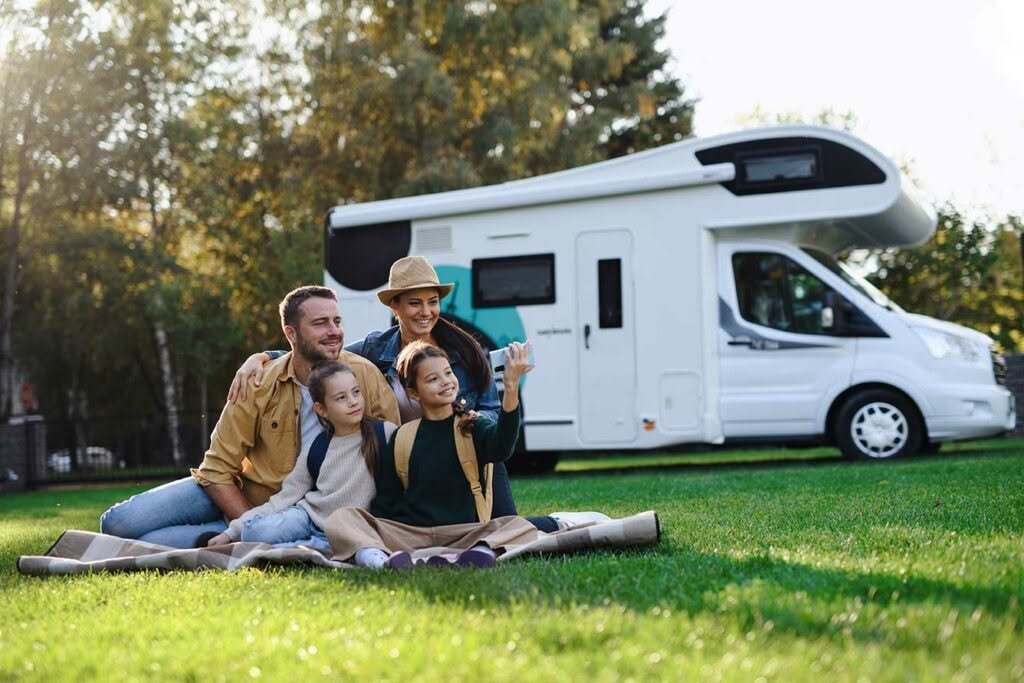 Famille en camping-car importé par La Bélière Auto